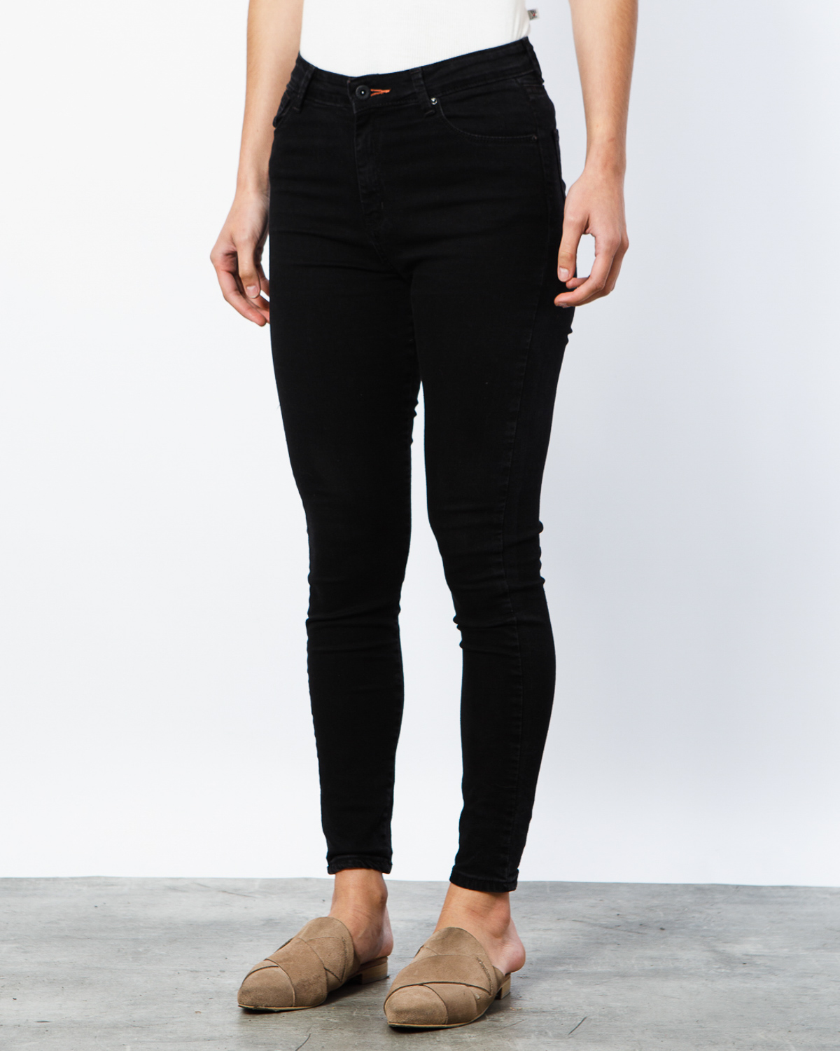 wanama_basic-black-taylor-jeans_51-16-2023__picture-10007